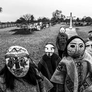 Děti s tradičními maskami na Mapučském hřbitově. Místní komunita se úspěšně postavila proti stavbě vodní přehrady, která měla zatopit přilehlé obřadní místo. Maihue, Los Ríos, Chile, 28. července 2019.