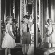 Dvě nejstarší děti Alžběty II. - princ Charles (nyní král Karel III.) a princezna Anna, 1956.