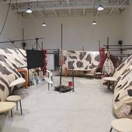 Instalace má podobu zvětšeného zkrouceného žirafího krku z textilu a kovu.