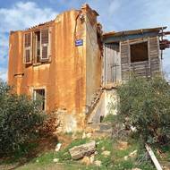 Nárok na nemovitosti ve Varoše si však dělají i muslimové pod hlavičkou organizace Evkaf, která tvrdí, že nemovitosti patří ve skutečnosti potomkům muslimů, kteří dobyli území v roce 1571 (Varoše říkají Maraş). Turecko tento výklad podporuje, ačkoliv Britové zaplatili původním obyvatelům kompenzaci za „vyvlastnění“, a řečtí Kypřané tak považují tento výklad za absurdní.