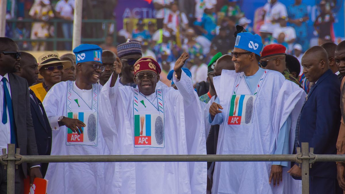 Nigérie se vrátila ke staré hymně. Lidé rozhodnutí prezidenta kritizují