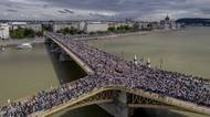 Fotky: Budapeští pochodovaly desítky tisíc lidí na podporu Orbána a míru