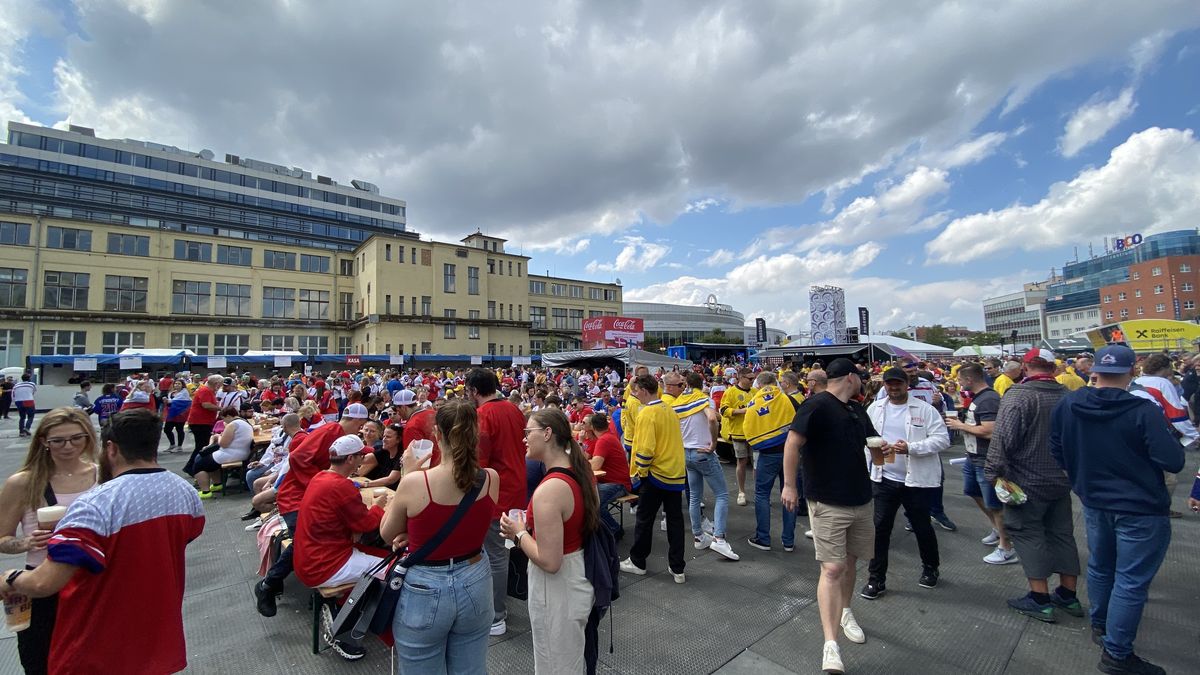 „To prší švédské slzy.“ České hokejisty hnala do finále narvaná fanzóna