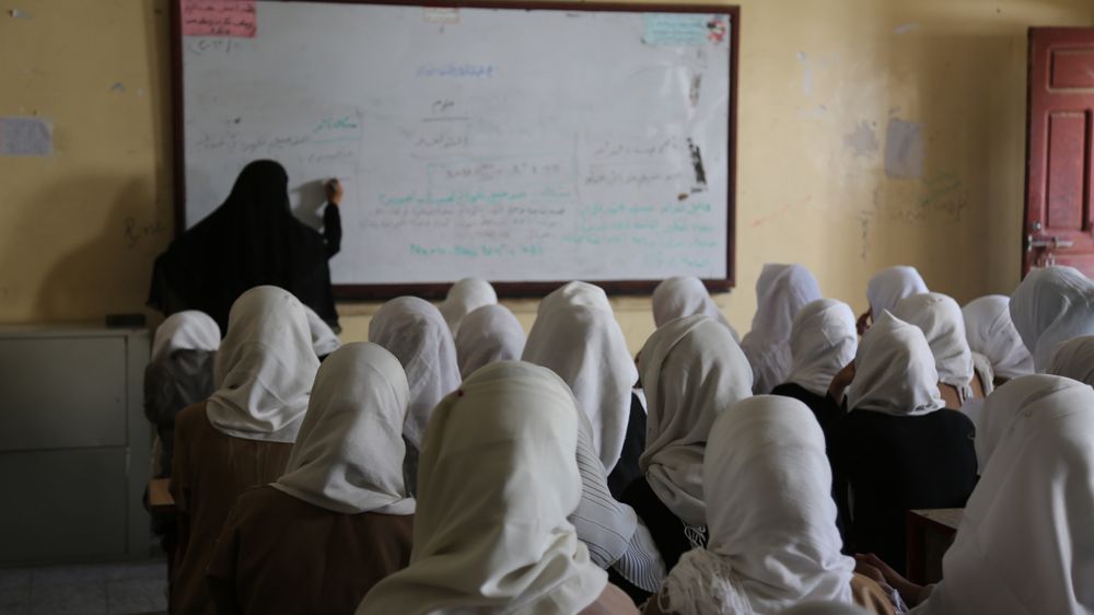 Ozbrojenci odpálili bombu v dívčí škole v Pákistánu