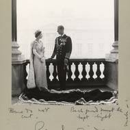 Snímek s instrukcemi zesnulé královny a prince Philipa z roku 1958, který pořídil hrabě Snowdon. Přes spodní část fotografie jsou napsána slova „pozadí musí zůstat světlé“ a „prosím neřezat“.