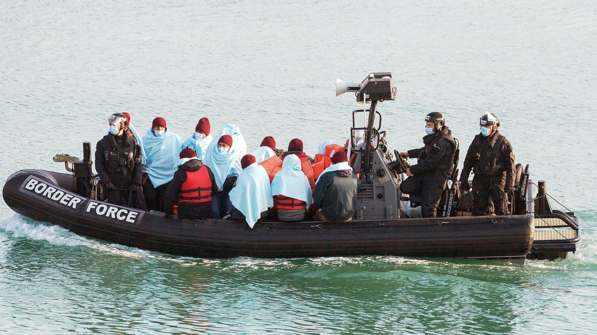Italská pobřežní stráž nalezla šest těl v oblasti, kde se převrátila loď