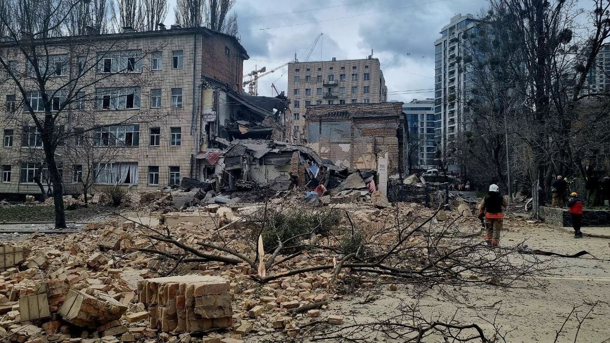 Video: Trosky rakety sestřelené nad Kyjevem poškodily obytný dům