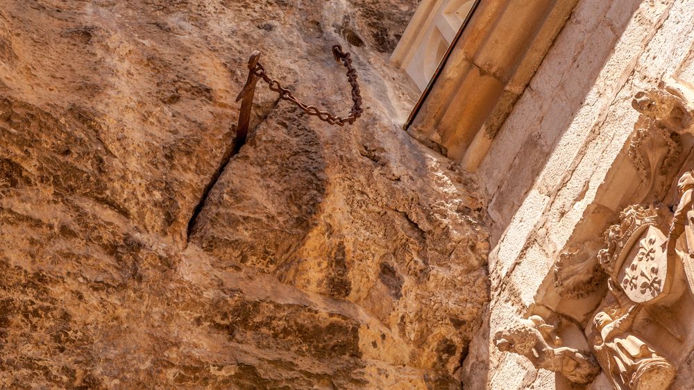 Zmizel slavný Rolandův meč. Třináct set let byl zabodnutý ve skále