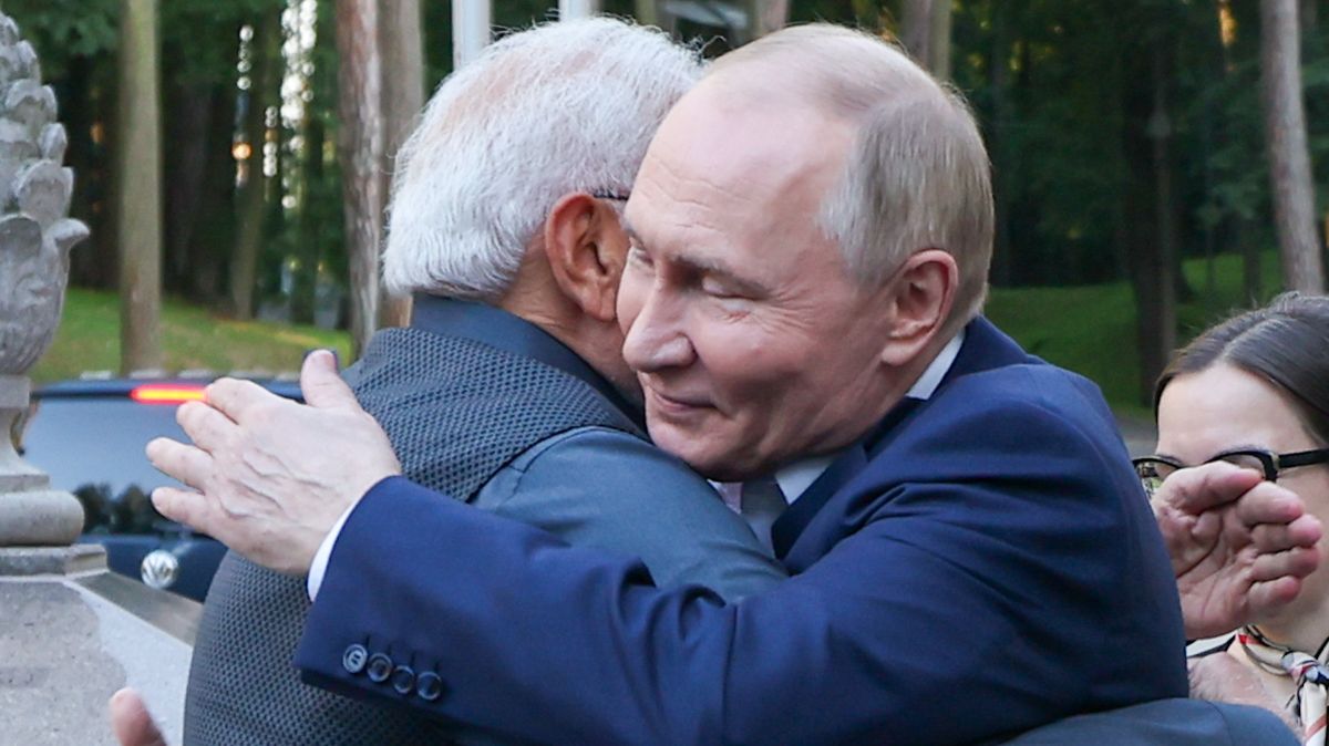 Indický premiér je v Rusku, v den krvavého útoku na Ukrajinu objímal Putina