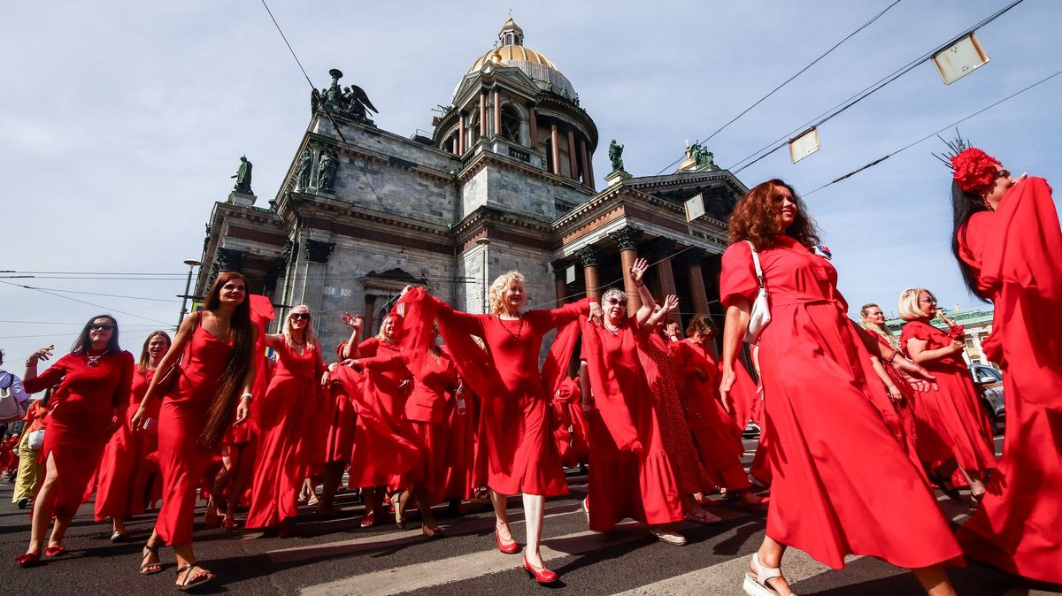 Fotky z extravagantní rudé oslavy v Petrohradě: Ať žije rodina a Putin