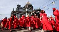 Fotky z extravagantní rudé oslavy v Petrohradě: Ať žije rodina a Putin