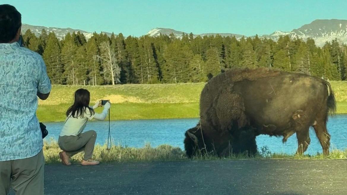 Proč se turisté na dovolené tak často chovají nevhodně, ptala se BBC