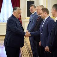 Maďarský premiér se vítá s týmem prezidenta Zelenského.