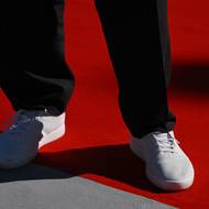 Pozornost fotografů přitáhl - Edi Rama. Albánský premiér dorazil v bílých teniskách, které poslední dobou často obléká i na velmi formální akce. Zahraniční média spekulují, že by mohl tímto výstřelkem signalizovat, jak je jeho země dynamická. Albánská média spekulují, že s jeho výškou a sportovní minulostí ho trápí záda a sportovní obuv je pro něj nejpohodlnější.