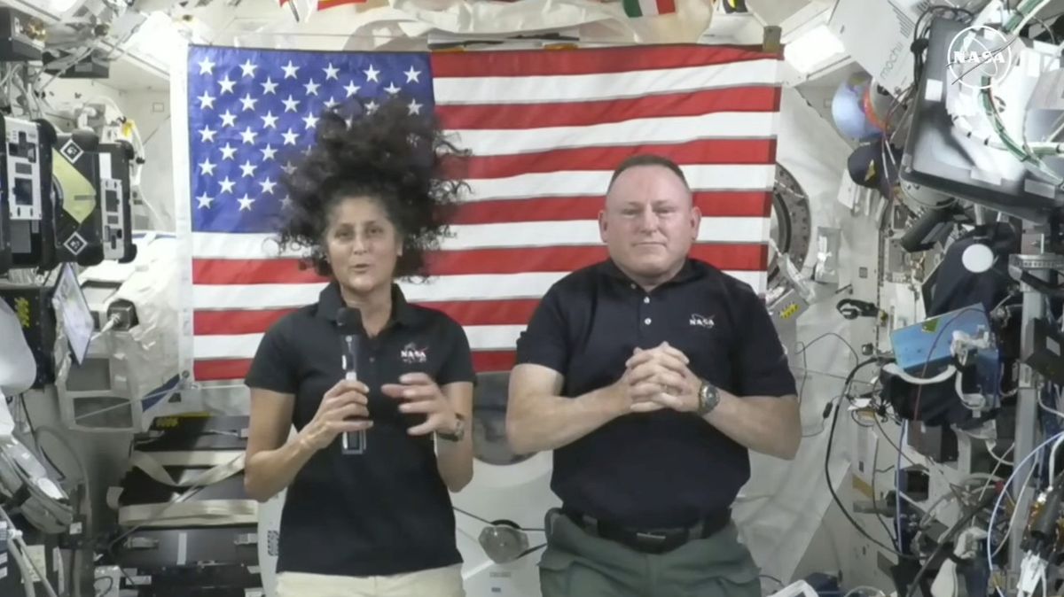 Astronauti na oběžné dráze čekají na Muskovu raketu. Pro Boeing ponižující