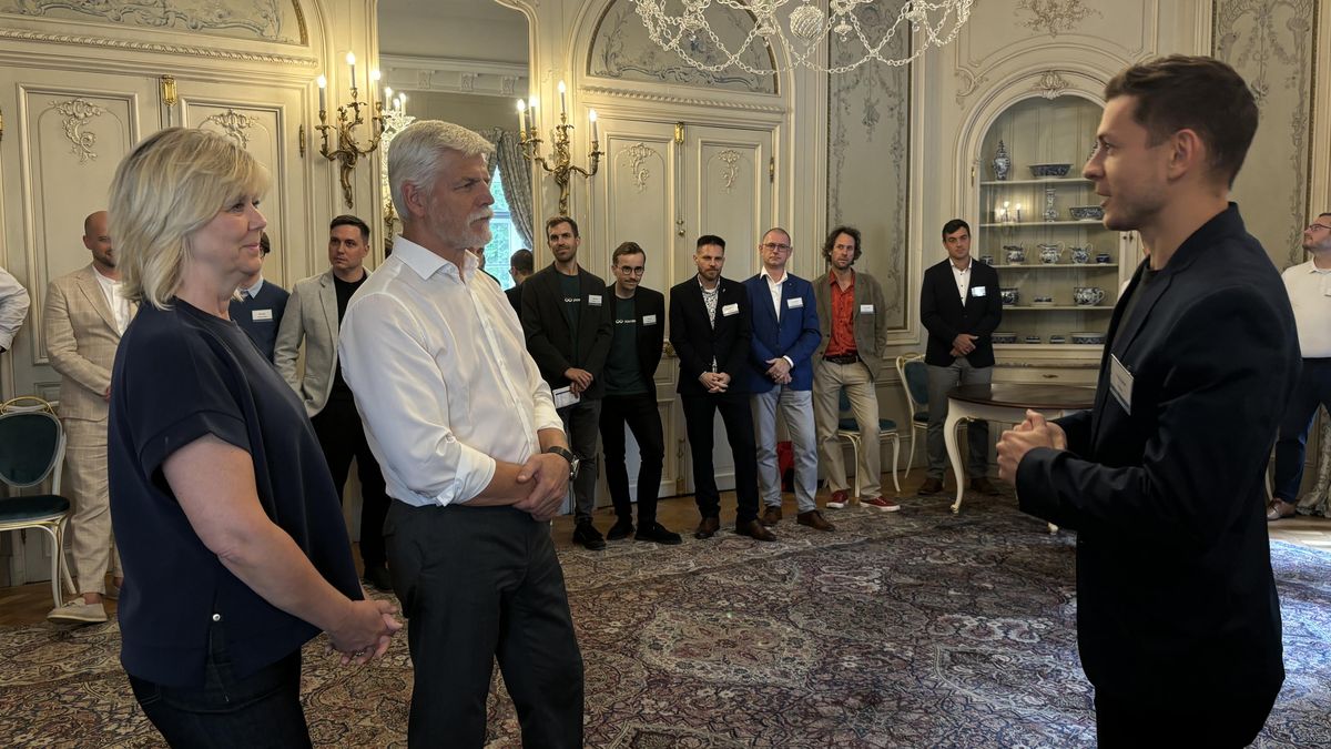 Pavel se setkal se zástupci startupů. Prohlédl si jablečnou kabelku i ponorku