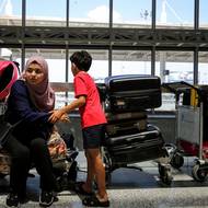 Libanon v pondělí kvůli obavám z konfliktu obdržel mimořádné zásoby, oznámila Světové zdravotnická organizace. Tamní ministerstvo zdravotnictví od ní převzalo 32 tun zdravotnických pomůcek. (Lidé čekají na odbavení na bejrútském letišti, 5. srpna).