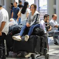 Jediné bejrútské komerční letiště ruší nebo pozastavuje stále více letů a ceny některých letenek prudce vzrostly. Země vyzývají své obyvatele, aby odletěli, dokud to jde.