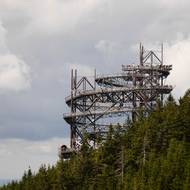 Pár minut od mostu se nachází i známá Stezka v oblacích. „Sky Bridge 721, Stezka v oblacích a Mamutí horská dráha jsou oblíbenou trojkou zážitků, kterou si zákazníci vybírají při návštěvě resortu nejčastěji. Současně nejraději volí vstupenky formou zážitkových balíčků, které kombinují vstupy na zmíněné atrakce a lanovku,“ říká Šárka Braunerová, která má v Horském resortu Dolní Morava na starosti marketing.