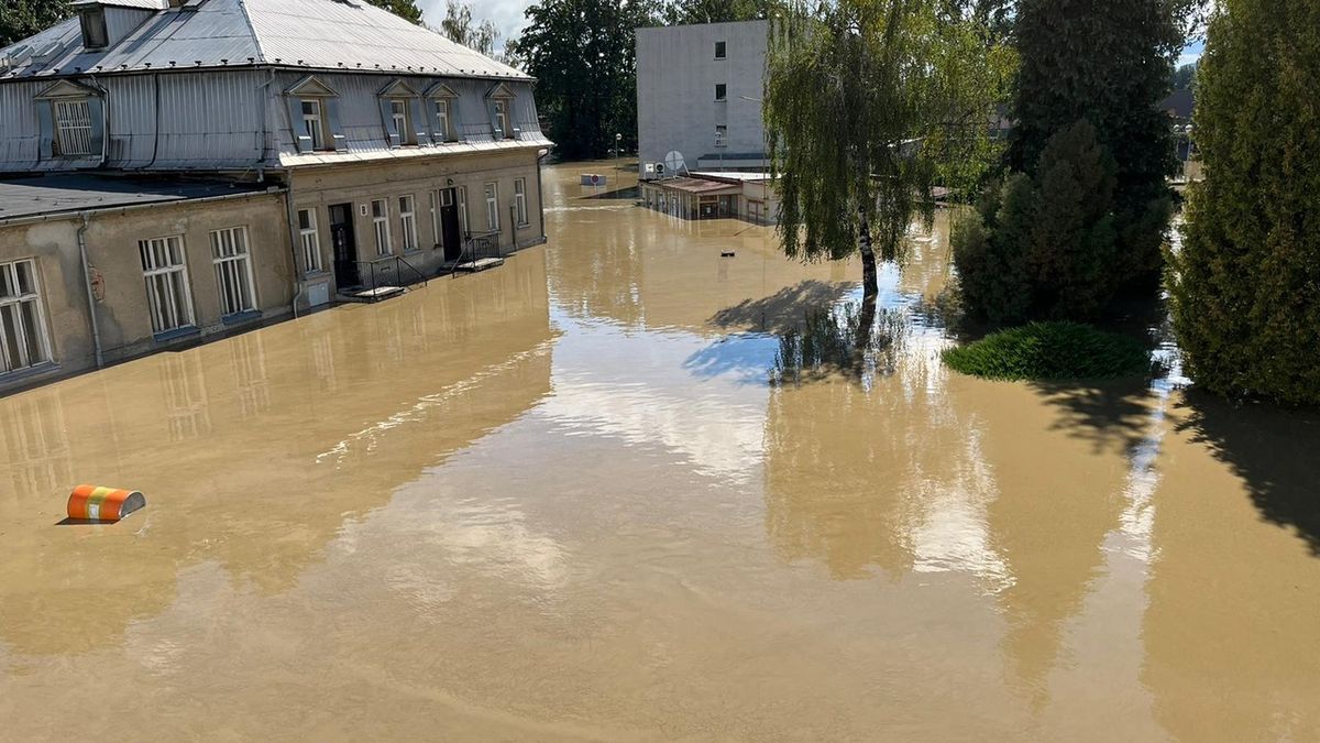 Podívejte se: Takhle škodila voda v závodě Kofoly v Krnově