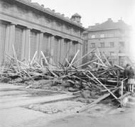 Barikáda před vodárnou v Podolí v květnu 1945.