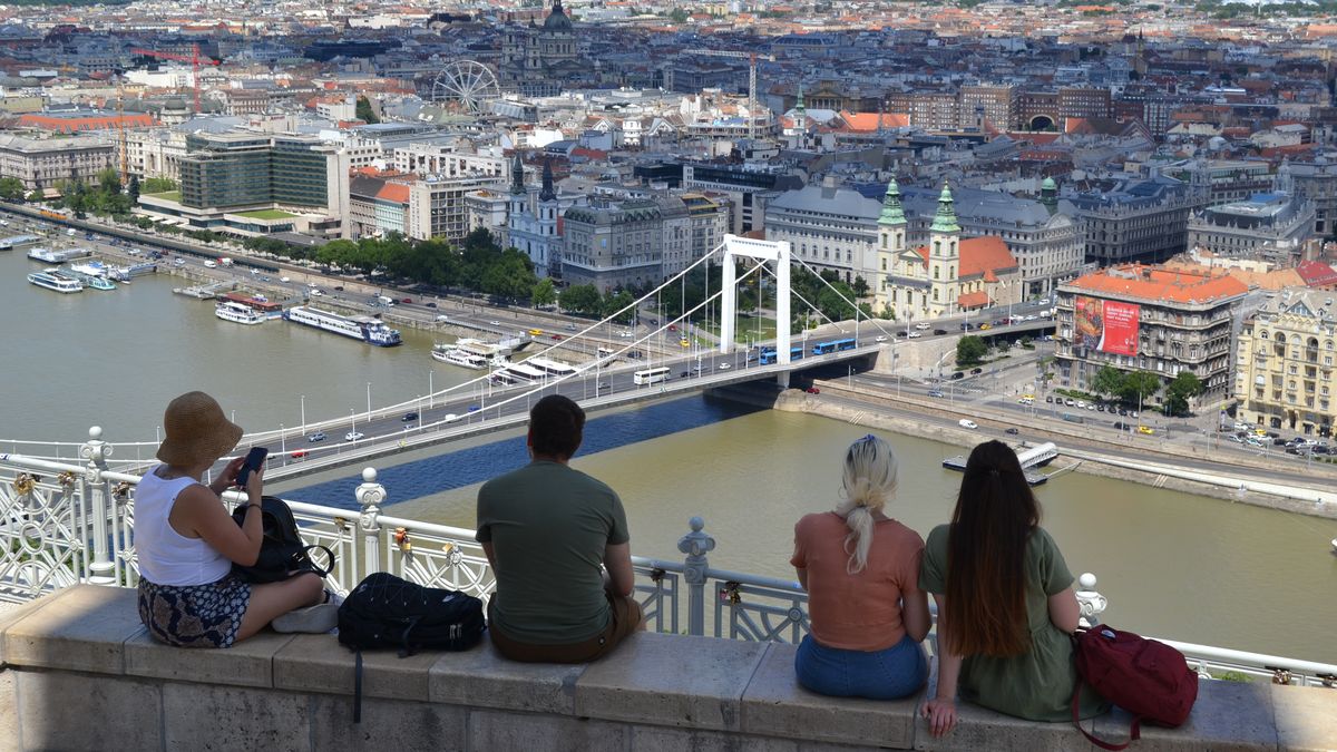 V Budapešti vám skočí radostí kolem krku, bez roušky vás ale vyhodí ven