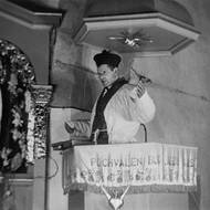 Státní bezpečnost zinscenovala krátce před Toufarovou smrtí „rekonstrukci“ zázraku. Podle ní byl křížek nad oltářem v číhošťském kostele ovládaný drátem vedeným z kazatelny. Ve filmu StB přinutila vystoupit i tehdy již fyzicky zničeného Toufara, který si měl zahrát sám sebe.