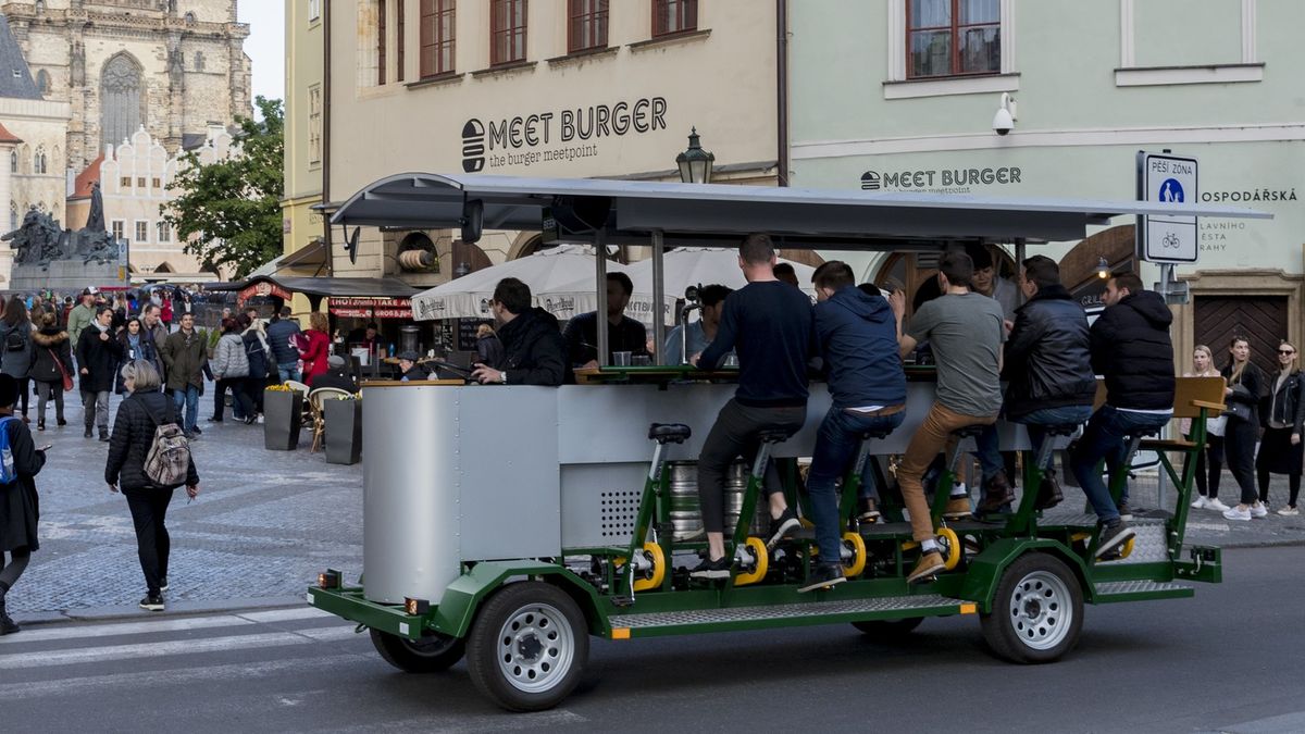 Praha může zakázat pivní kola, jejich provozovatelé u soudu nepochodili