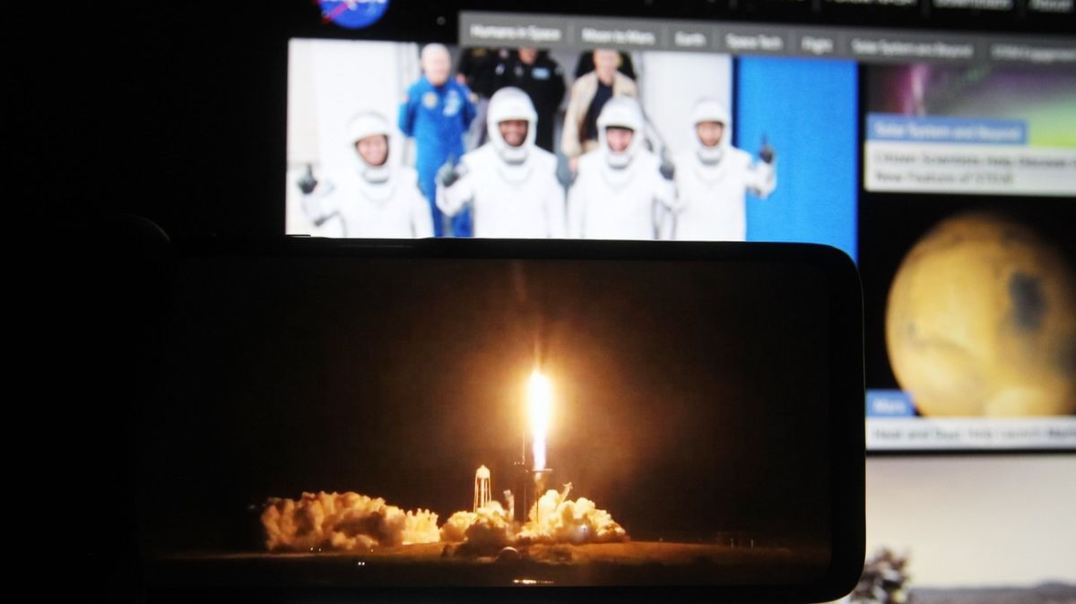 Start Muskovy Crew Dragon se podařil. Čtyři astronauti míří k vesmírné stanici