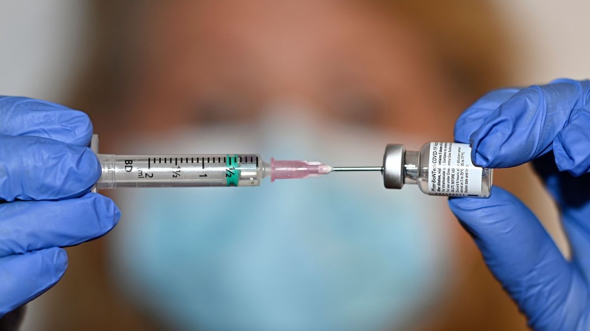 Změna v očkování? Pfizer jedná s EU o využití více dávek z lahvičky