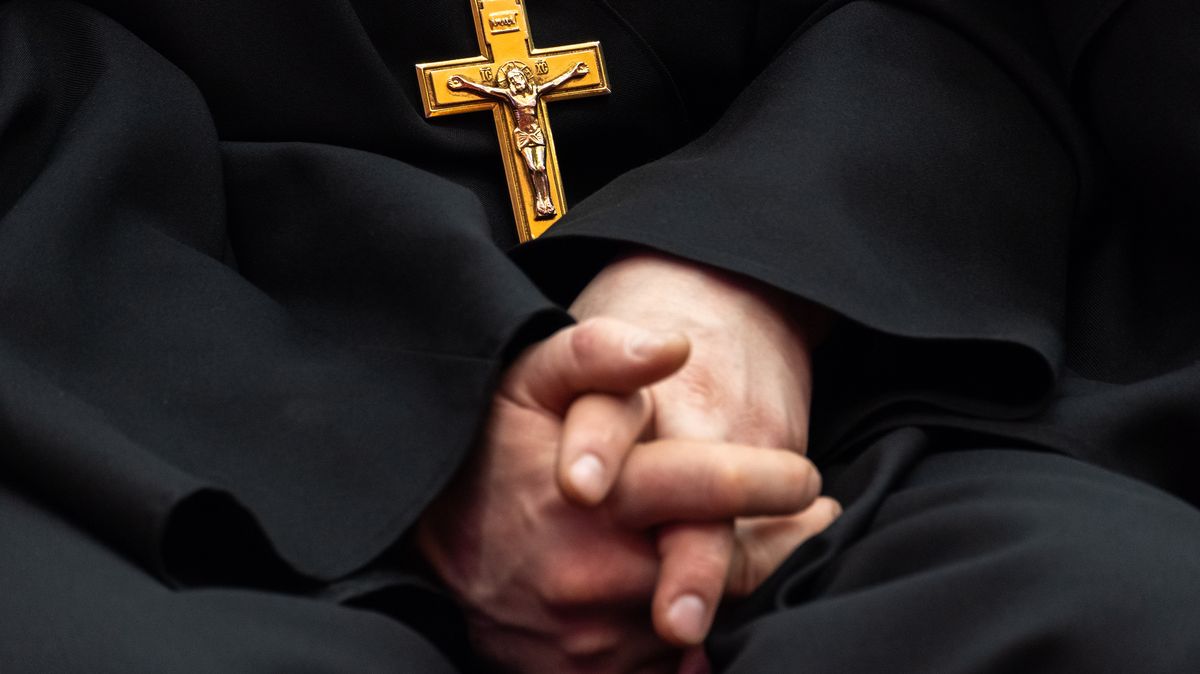 Biskup katolické církve ve Francii byl obviněn z pokusu o znásilnění