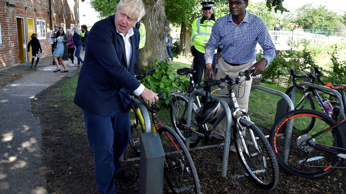 „Bezstarostný“ Johnson si vyjel na kole. Porušil vlastní předpisy?