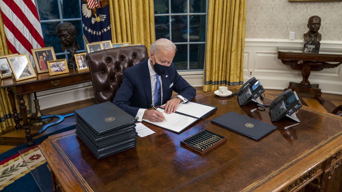 Biden nařídil návrat USA k Pařížské dohodě. Američany vyzval k jednotě