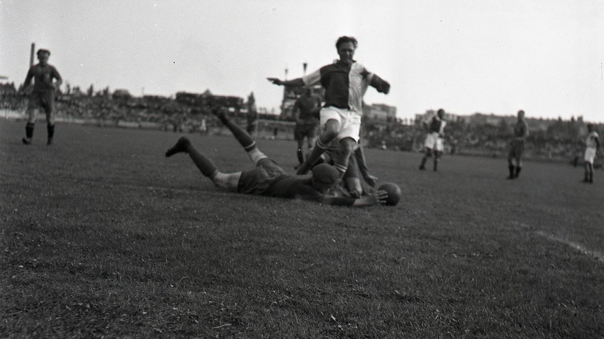 Le football sous le Troisième Reich.  Comment les nazis ont persuadé Bican et Vytsila de jouer pour Hitler