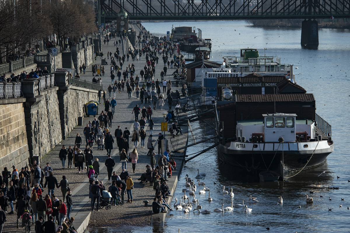 Náplavka na Rašínově nábřeží včera