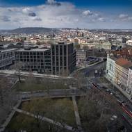 Ze střechy je úchvatný výhled na celou Prahu.