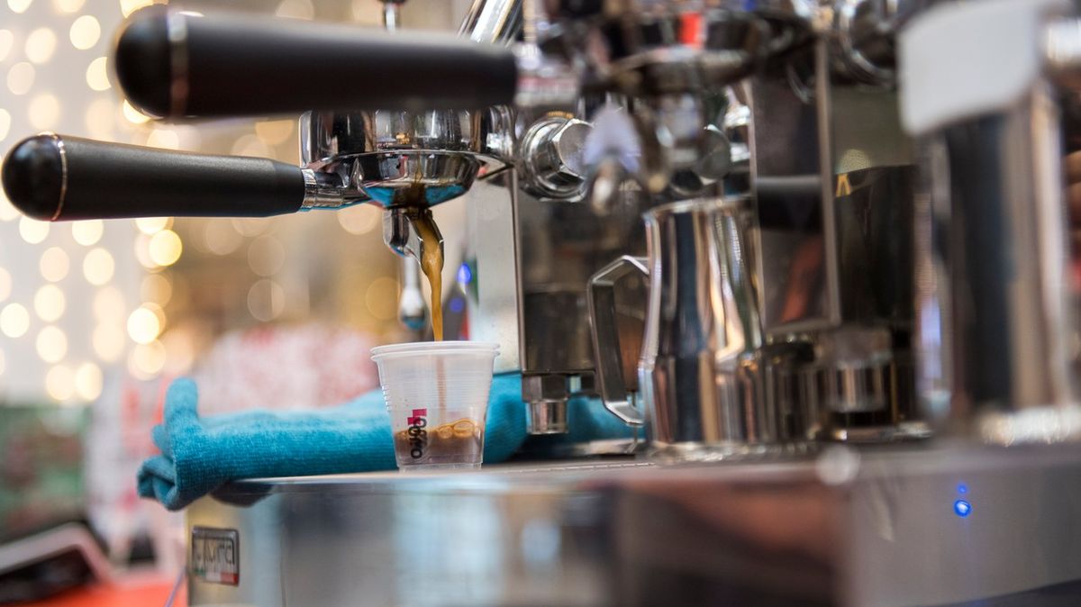 Covid zavřel podnikateli fitness, tak v Liberci připravuje pojízdnou kavárnu