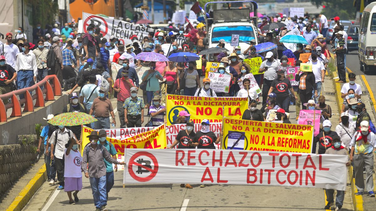 Protesty, pokles hodnoty, technické problémy. Salvador přijal bitcoin