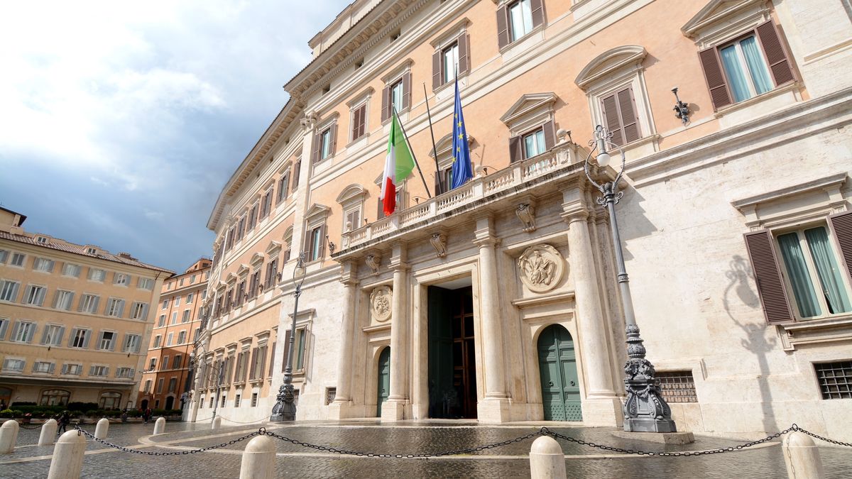 Italský parlament chce, aby nakažení poslanci volili prezidenta na parkovišti