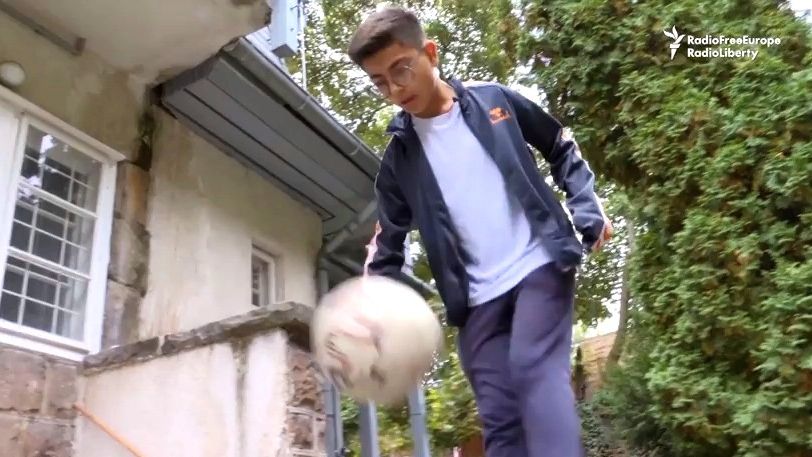 Video: Mladý Afghánec sní v Budapešti o kariéře profesionálního fotbalisty