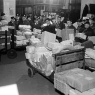 Rok 1936: Vánoční ruch na poště na Wilsonově nádraží v Praze.