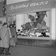 Vánoce 1956. Dobový text ke snímku výlohy národního podniku JAS v Praze na Václavském náměstí: „Výkladní skříně pražských obchodů jsou známy svojí úpravou a vtipem. V předvánoční době se aranžéři a výtvarníci zvlášť snaží o to, aby dodali našim výrobkům pěkný rámec a aby vkusnou úpravou upoutali pozornost Pražanů.“