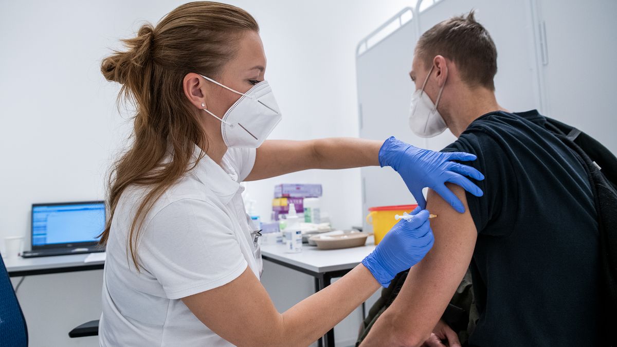 Očkování čtvrtou dávkou startuje: Komu se vyplatí a jak zabírá na nové mutace