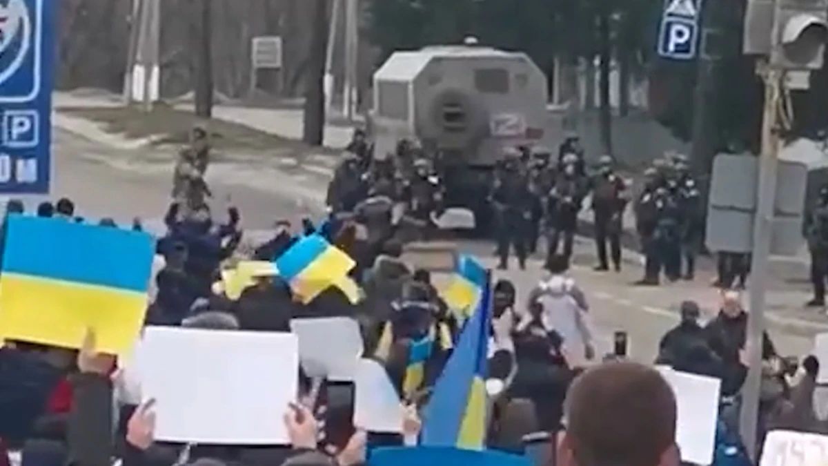 Video: Naše ulice, naše město! Neozbrojení Ukrajinci se napříč zemí staví na odpor