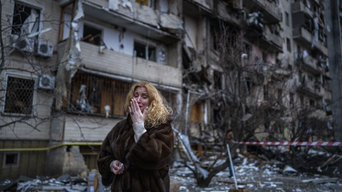 Obrazem: Ruské rakety zasáhly kyjevské sídliště