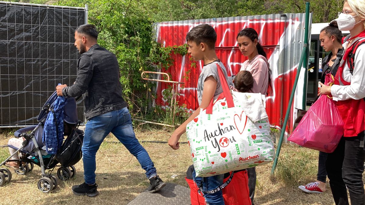 Romští uprchlíci se z nádraží přesouvají do stanů v Troji. Ohlídá je policie