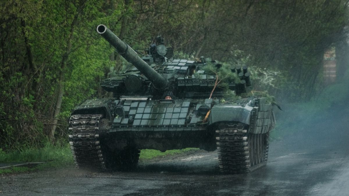 Polsko a Velká Británie pošlou Ukrajině vojenské vozy