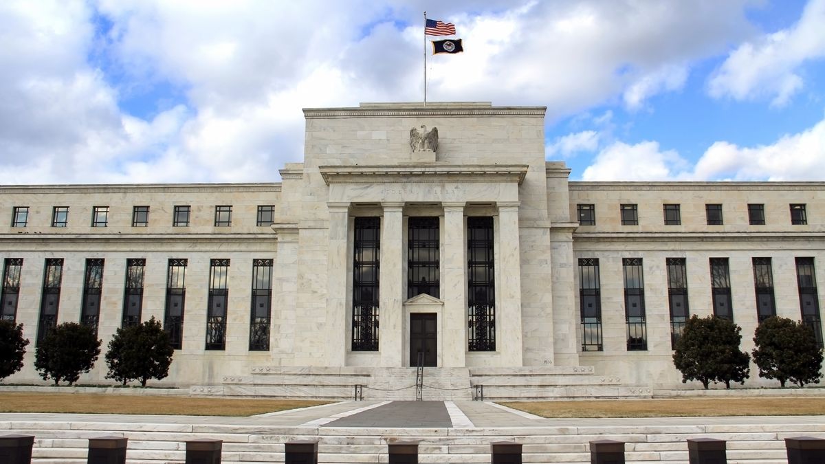 Fed chce více důkazů o poklesu inflace. Snížení úroků se opět odsouvá