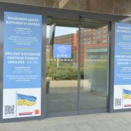 Takto vypadal vstup do objektu, který sloužil jako uprchlické centrum na stanici metra Vysočanská.  