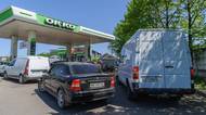 Ukrajina bojuje s nedostatkem benzínu. Lidé stojí kilometrové fronty